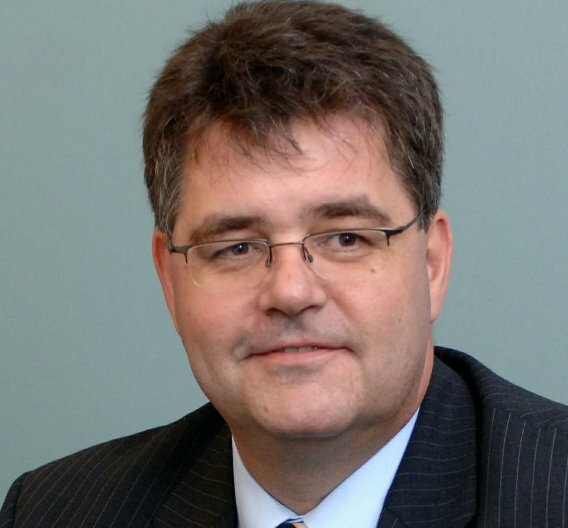 VDI-Geschäftsführer Dr. Willi Fuchs auf der Hannover Messe: »Wir haben nicht damit gerechnet, dass wir im Krisenjahr 2009 einen solch deutlichen Fachkräftemangel zu spüren bekommen. Tatsächlich sprechen wir von über 3 Milliarden Euro entgangener Wertschöpfung für die Bundesrepublik Deutschland«