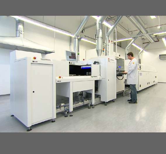 Über die klassischen EMS-Dienstleistungen hinaus bietet Siemens EDM im Produktionsbereich nun auch das Lackieren von Baugruppen an. Bild: Siemens EDM