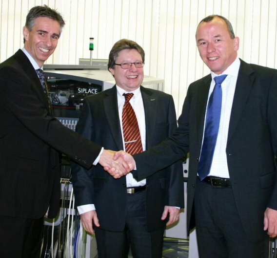 Freuen sich über die Kooperation: v. l. n. r.: Ruedi Ryser, Geschäftsführer Hilpert electronics, Erich Harlacher, Siplace Vertriebsleiter Schweiz und Ralph Pötter, Leiter der globalen Siplace Sales-Organisation