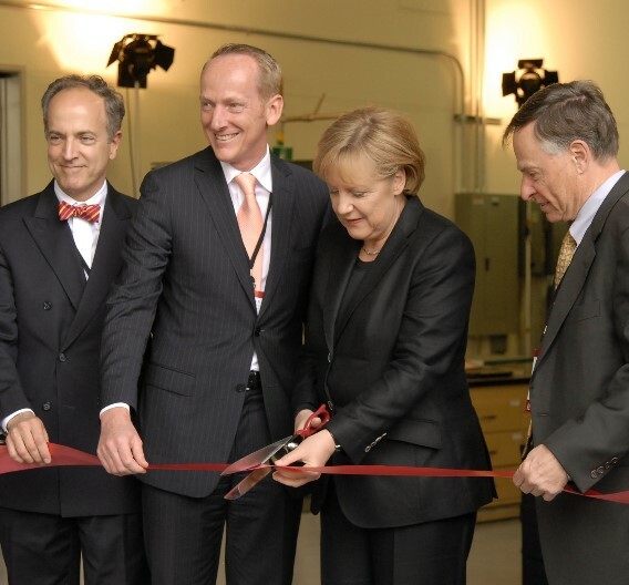 David Geanacopoulos, Executive Vice President for Public Affairs and General Counsel von VWGoA, Dr. Karl-Thomas Neumann, Konzernbeauftragter Elektromobilität von Volkswagen; Bundeskanzlerin Angela Merkel und James Plummer von der Stanford School of Engineering bei der Eröffnung des Volkswagen Automotive Innovation Laboratory (VAIL) auf dem Campus von Stanford. (v.l.n.r.).