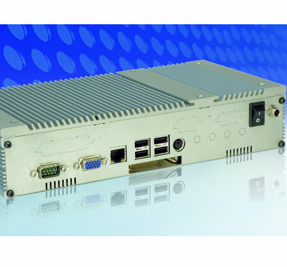 Der »EBC-2101« ist ein lüfterloser Box-IPC auf Intel-Atom-Basis.