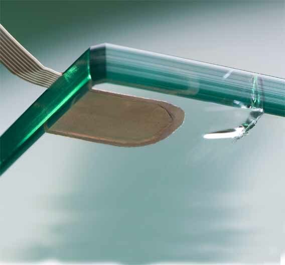 Diese Glasbruch-Sensoren am Rande einer Glasscheibe registrieren, wenn sich die Charakteristik von Diagnose-Ultraschallwellen ändert. Dann liegt ein Mikroriss vor, was einen drohenden Glasbruch ankündigt.