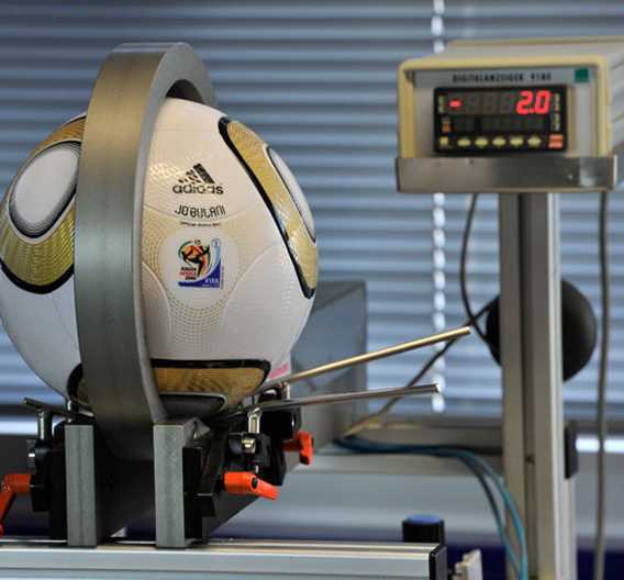 Rundeste Bälle zur WM 2010: Umfang- und Durchmesserbestimmung mittels Burster-Messtechnik.