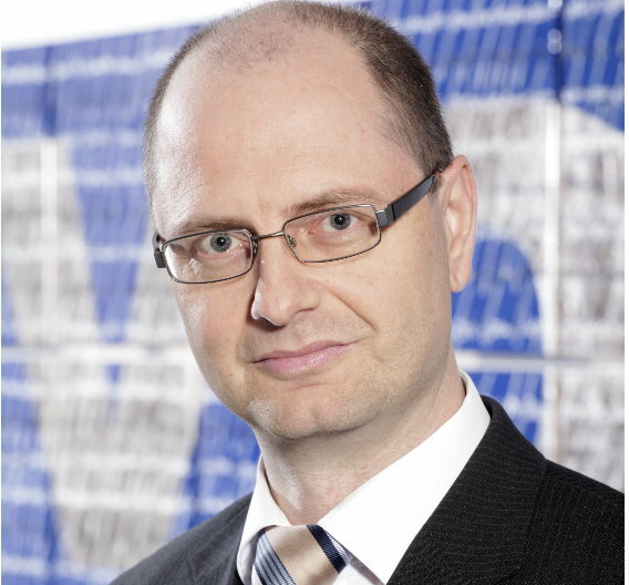 Dr.-Ing. Michael Schanz, Experte für Arbeitsmarkt und Beruf beim VDE: "Am Beispiel einer Befragung von Ingenieuren, die in den Jahren 2008-2010 promoviert wurden, haben diese ihre berufliche Karriere zunächst zu einem Drittel als Entwicklungsingenieure in Forschungs- und Entwicklungsabteilungen begonnen. Eine knappe Hälfte übernahm bereits sehr früh Personalverantwortung, sei es als Gruppenleiter, Abteilungsleiter oder auch als Geschäftsführer einer eigenen Firma. Knapp 15 Prozent verfolgten eine Karriere an der Hochschule. Der Einsatz in Führungspositionen scheint sich im Vergleich zu einer rund zehn Jahre älteren Studie zu beschleunigen – trotz flacher gewordener Hierarchien in den Unternehmen. Dort erreichte die Hälfte aller promovierten Elektroingenieure erst nach 5 Jahren Führungspositionen."