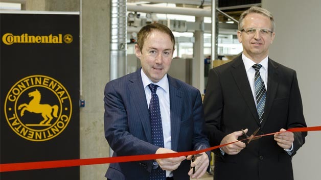 Xavier Pujol, Leiter der Business Unit Hybrid Electric Vehicle, Division Powertrain und Rainer Pühl, Standortleiter Continental Nürnberg.
