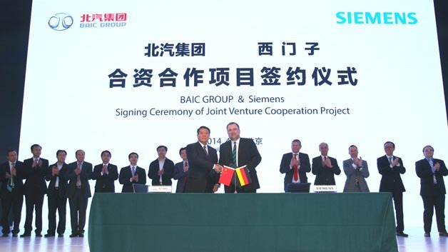 Siemens und BAIC vereinbaren ein Joint-Venture füreffiziente elektrische Fahrzeugantriebe. Die Unterzeichner: Siegfried Russwurm, Mitglied des Vorstands der Siemens AG und CEO des Sektors Industry, sowie Xu Heyi, Vorstandsvorsitzender der Beijing Automotive Group.