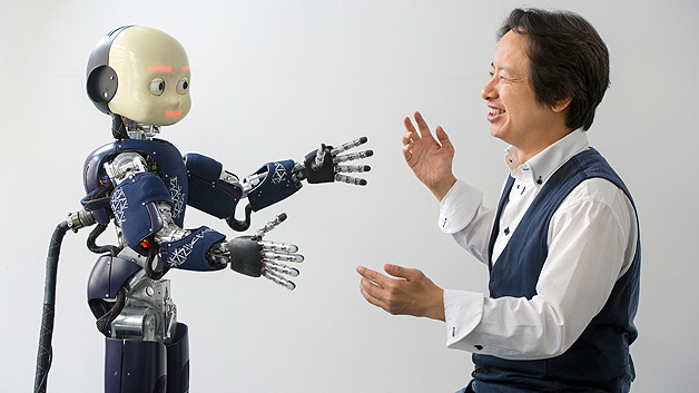 Prof. Gordon Cheng leitet das Institut für Kognitive Systeme, Technische Universität München. Die Inspiration für das Projekt »Walk again« und somit für die Sensorhaut resultierte aus einer Zusammenarbeit Chengs mit Prof. Nicolelis aus dem Jahr 2008. Damals ließ Nicolelis einen Affen auf einem Laufband gehen, und mit Hilfe von dessen Hirnsignalen brachte Cheng seinen humanoiden Roboter in Kyoto zum Laufen.