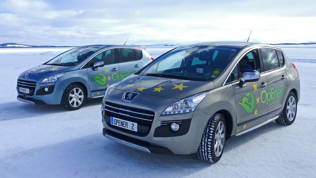 Mit zwei voll funktionsfähigen, elektrifizierten Demonstrationsfahrzeugen wurde beim Forschungsprojekts OpEneR ein erhebliches Potenzial für energieeffizienteres Fahren unter realen Verkehrsbedingungen ermittelt.