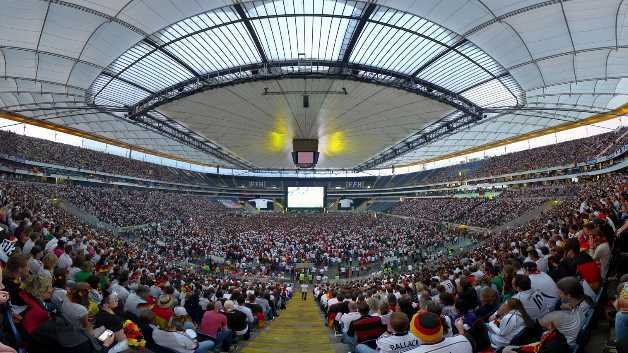 Das Fußball-Highlight des Jahres war das richtige Testumfeld für die LED-Banden-Technologie von Grundig: Bei Hessens größtem Public Viewing in der Frankfurter Commerzbank-Arena sorgte eine über 1200 Zoll große Videoleinwand aus vielen einzelnen Grundig LED-Banden für die gute Rundumsicht der bis zu 50.000 Zuschauer.