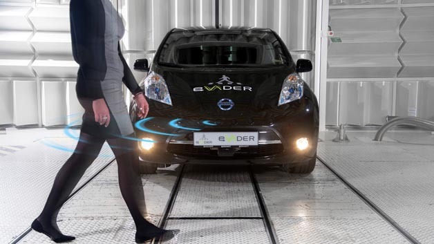 Im Projekt Evader wird an einem Warnsystem für Elektroautos gearbeitet, das Fußgänger oder Radfahrer akkustisch vor dem geräuscharmen, herankommenden Fahrzeug warnt.