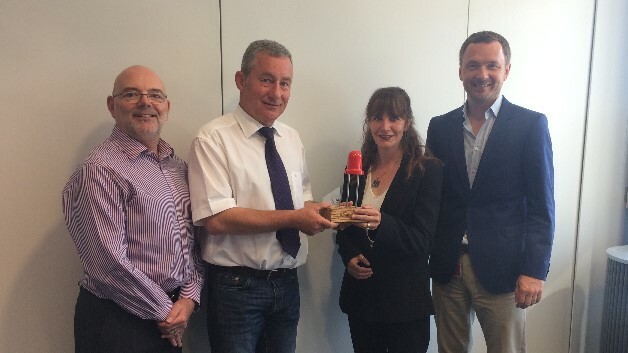 Verleihung des Award in Platin (v.l.n.r.): Alan Jermyn (Avnet Abacus); Udo Reinhold (Kingbright Europe); Juliette Whithair und Hagen Götze (beide Avnet Abacus)
