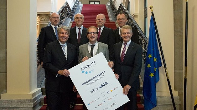 Mit der Gründung des branchenübergreifenden Gemeinschaftsunternehmens H2 MOBILITY Deutschland GmbH & Co.KG haben die sechs Industrieunternehmen Air Liquide, Daimler, Linde, OMV, Shell und Total die Weichen für den stufenweisen Ausbau des bundesweiten Wasserstoff (H2) -Tankstellennetzes auf insgesamt rund 400 Stationen bis 2023 gestellt.