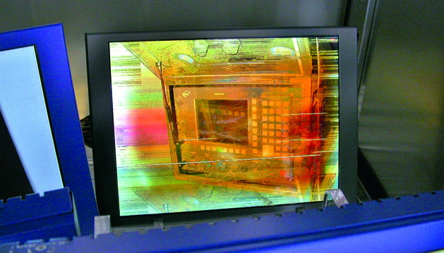 Der Golden-Layer-Effekt tritt häufig bei Touchscreens auf, die Feuchtigkeit gezogen haben.