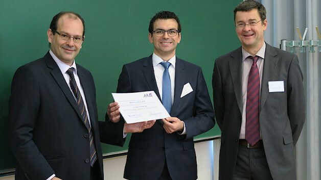Die Preisverleihung fand an der TU Ilmenau statt: Links der Vorsitzende des AHMT, Prof. Fernando Puente León vom Karlsruher Institut für Technologie, Christian Bur (Mitte) und Prof. Andreas Schütze.