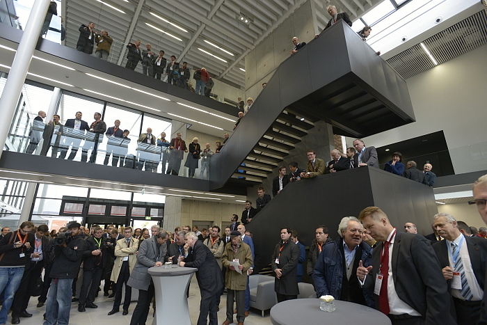 Eine hochkarätige Gästeschar kam zur feierlichen Eröffnung des Europäischen Laserinstituts ELI Beamlines im tschechischen Dolní Břežany bei Prag.