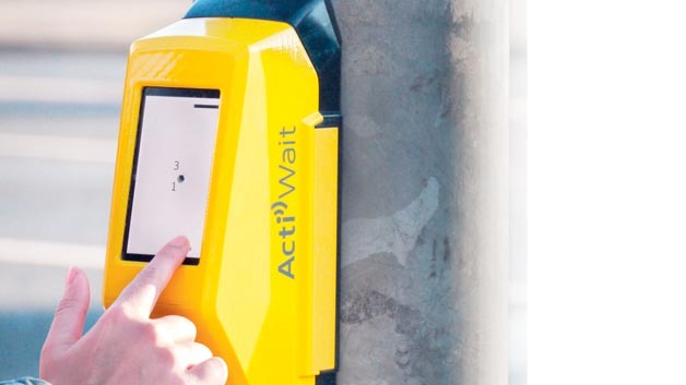Warum nicht die Wartezeit an der Ampel mit einer Partie „Pong“ auf dem Ampeltaster verkürzen? Was 2012 als verrückte Idee begann, wurde 2014 als Ampelsteuerung ActiWait in die Realität umgesetzt. Als Hardware dient ein Computermodul im SO-DIMM-Format mit einem i.MX6-Prozessor von Freescale. Die Software dafür entstand auf Linux-Basis. Das ist zwar kein Produkt, was jeder kaufen kann, aber ein Beispiel, welch unerwartete Anwendungen das Internet der Dinge hervorbringen kann.