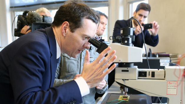 Schatzkanzler Georges Osbourne besucht den Cardiff Compound Semiconductor Catapult