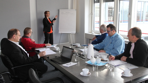 Im Bild(v.l.n.r.) Thomas Rechlin (Recom), Ralf Higgelke (Design&Elektronik), Josefine Lametschwandtner (Recom), Engelbert Hopf (Markt&Technik), Peter Runz (TDK-Lambda) und Michael Raspotnig (Puls).