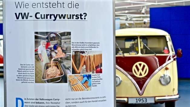 Eine Sonderausstellung gibt einen Einblick in den Herstellungsprozess der Volkswagen Currywurst.