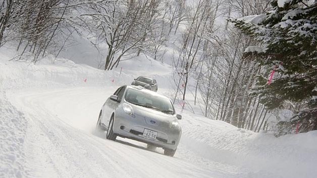 Elektrofahrzeuge wie hier der Nissan Leaf werden bei winterlichen Bedingungen vor eine große Herausforderung gestellt.