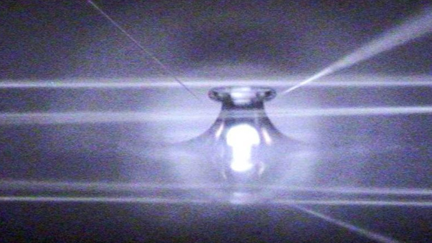 Mikroresonator mit Nanonadeln und Wellenleitern