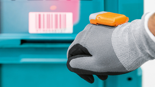 Mit Hilfe von Sensoren, die bei Daumendruck einen Scanner auf dem Handrücken auslösen, …
