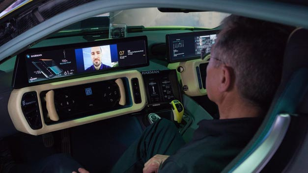 Um den Passagieren ein einmaliges Infotainment-Erlebnis zu vermitteln, nutzt der Rinspeed „Σtos“ die Harman Connected Car Technologien. Dieses Know-how will sich nun Samsung zu Nutze machen.