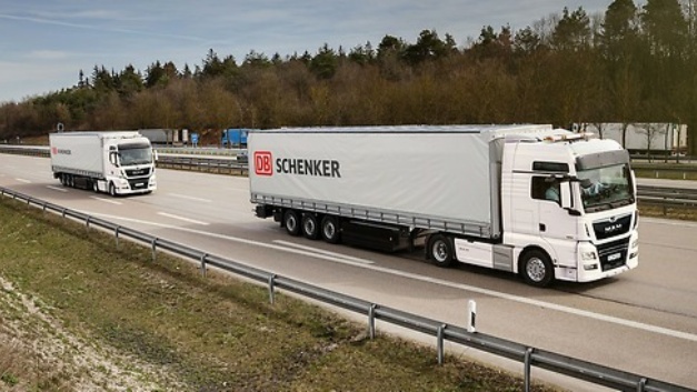 Platooning-Kooperation: Ähnlich wie in dieser Darstellung wollen DB Schenker und MAN voraussichtlich 2018 elektronisch gekoppelte Lkw auf der A9 zwischen München und Nürnberg testen.