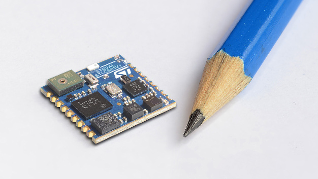 STMicroelectronics zeigte auf der CES unter anderem das SensorTile. Das nur 13,5 x 13,5 mm² große Multisensor-Modul von STMicroelectronics soll die Entwicklung von Wearables und Gaming-Zubehör sowie Smart-Home- und IoT-Geräten erleichtern. Das Board ist mit Beschleunigungssensor, Gyrosensor, Magnetometer, Drucksensor und Mikrofon auf MEMS-Basis bestückt und dient zusammen mit dem eingebauten stromsparenden STM32L4-Mikrocontroller als Sensing- und Konnektivitäts-Hub.
Das SensorTile enthält einen kompletten Bluetooth Low-Energy Transceiver einschließlich eines miniaturisierten Single-Chip-Baluns. Nach dem einfachen Anstecken an ein Hostboard und dem Einschalten der Stromversorgung beginnt das Board umgehend mit dem Streamen von Inertial-, Audio- und Umgebungsdaten an die ST-Smartphone-App BlueMS, die kostenlos aus den gängigen App Stores heruntergeladen werden kann.
Durch die umfangreiche API auf der Basis des STM32Cube Hardware Abstraction Layers wird auch die Softwareentwicklung vereinfacht. Das System ist kompatibel zu den Open Software eXpansion Libraries (Open.MEMS, Open.RF und Open.AUDIO) sowie zu vielen Embedded-Sensing- und Sprachverarbeitungs-Projekten von Drittanbietern.
STMicroelectronics kooperierte mit der Sensorfirma Valencell und konnte so auf der CES auch ein Entwicklungskit auf Basis des SensorTile vorstellen. Dazu wurde das biometrische Sensorsystem Benchmark von Valencell integriert. Das komplette Entwicklungskit kann damit zur ständigen präzisen Messung von Blutfluss-Signalen in Wearable- und Hearable-Geräten eingesetzt werden, auch während extremer körperlicher Aktivität oder bei schwachen optischen Signalen. Die gewonnenen Daten enthalten die Herzfrequenz, VO2 und VO2 max., der Ruhepuls, die Reaktion und Erholung der Herzfrequenz, der Dauer-Energieverbrauch (verbrannte Kalorien), die Leistungsfähigkeit des Herzens und die Herzfrequenzvariabilität.