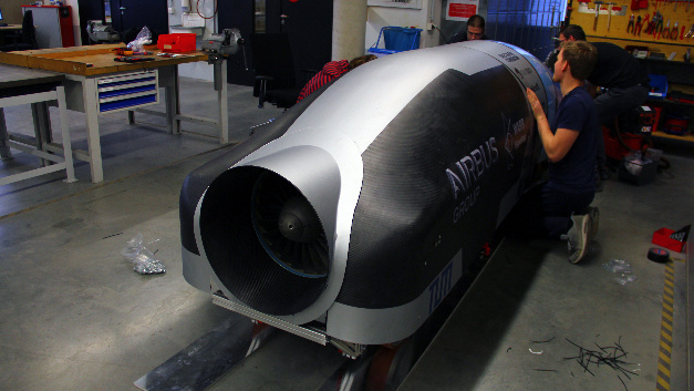Fast so schnell wie der Schall soll er sein, der Superschnellzug der Zukunft, auch Hyperloop genannt. In der von der Firma SpaceX ausgelobten "Hyperloop Pod Competition" stellten Teams aus der ganzen Welt ihre Konzepte für den sogenannten Pod vor, …