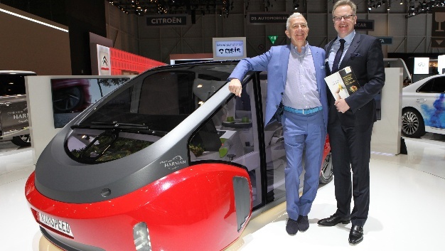 Frank M. Rinderknecht (links), CEO der Rinspeed AG, und Detlef Sieverdingbeck, Zentralbereichsleiter Publizistik und Kommunikation bei HARTING, vor dem „Oasis“.