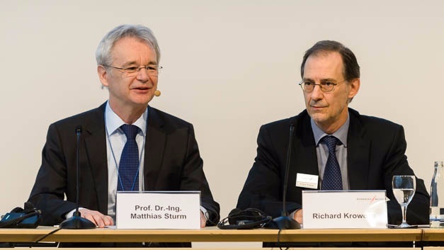 Prof. Matthias Sturm, Messebeiratsvorsitzender der embedded world und Richard Krowoza, Mitglied der Geschäftsleitung, NürnbergMesse, berichten auf der Eröffnungs-Pressekonferenz der embedded world 2017 von über 1000 Ausstellern.