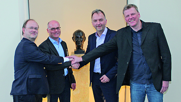 Besiegeln den Erwerb der Mehrheitsbeteiligung: Frank Maier (Lenze), Edgar Schüber (Logicline), Christoph Ranze (Encoway) und Klaas Nebuhr (Encoway).