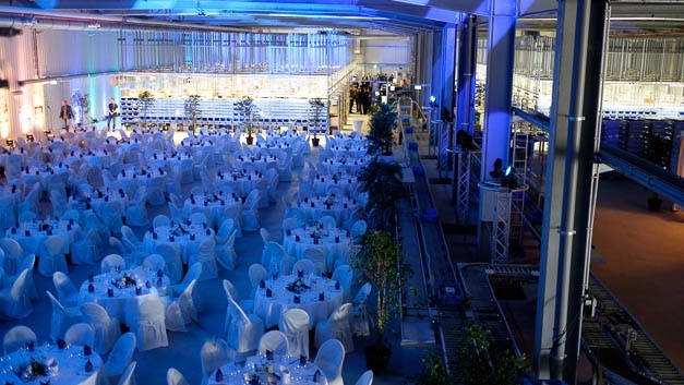 Alles bereit für die Festgäste: Die neue Halle kurz vor der Eröffnungsparty. Wenn das Sortiment weiter wächst, kann noch eine Zwischendecke eingezogen werden.