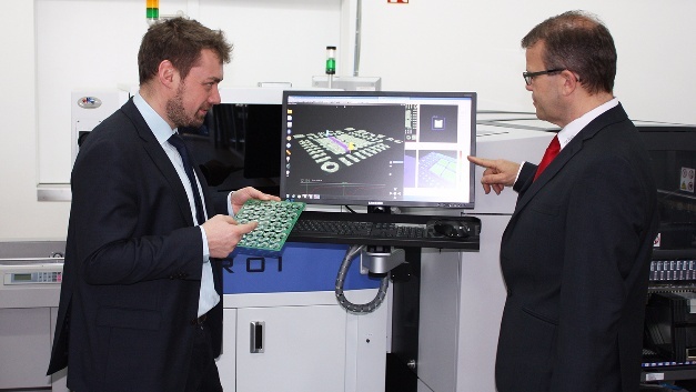 Sebastian Glitsch (ANS answer elektronik, links) und Helmut Öttl (Rehm) bei der Lotpasteninspektion mit dem TROI-7700H.