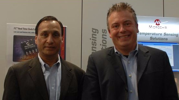 Microchips CEO Steve Sanghi mit DESIGN&ELEKTRONIK-Chefredakteur Frank Riemenschneider.