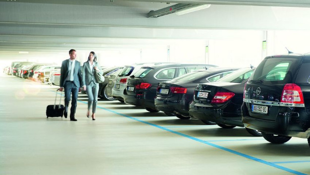 Die Parkplatzsuche kann auch in einem Parkhaus oft zu einer zeitaufwändigen Angelegenheit werden.