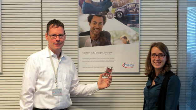 Dr. Benjamin Schwabe (links) und Andrea Hollenbach (rechts) entwickeln bei Infineon Sensoren im Kontext der jeweiligen Applikation.