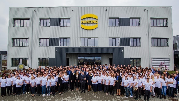 Platz 15 im Ranking und Platz 5 unter den Elektronik-Unternehmen geht an Harting. Bei weltweit ca. 4300 Mitarbeitern und 586 Mio. Euro Umsatz darf über den Mittelstandscharakter natürlich diskutiert werden - die Geschäftsführung des Familienunternehmens versteht sich zweifellos als solches und führt es auch dementsprechend.
