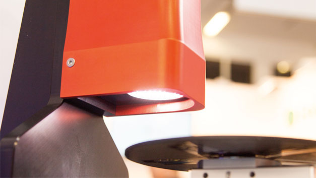 Beim Design von ZFokus wurde insbesondere auf eine industrietaugliche robuste Ausführung wertgelegt, um den Anforderungen in der industriellen Inline-Messtechnik gerecht zu werden. Mit integriert ist eine leistungsstarke interne LED-Beleuchtung, die bei Bedarf und abhängig von den Reflexionseigenschaften des Bauteils um weitere Beleuchtungen ergänzt werden kann.