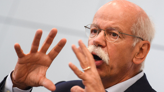 Dieter Zetsche, Vorstandsvorsitzender der Daimler AG und Präsident des europäischen Herstellerverbands ACEA, spricht während einer ACEA-Pressekonferenz auf der Internationalen Automobil-Ausstellung (IAA) in Frankfurt am Main (Hessen).