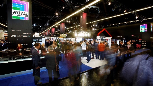 Stark dialogorientiert und praxisnah – so präsentiert sich Rittal auf der SPS IPC Drives 2017 auf über 1.100 qm in Nürnberg.