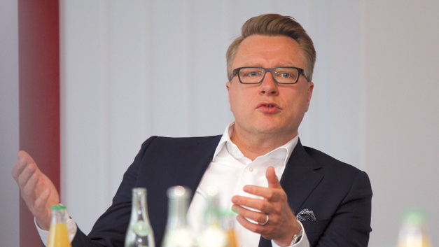 Jörg Strughold, Arrow
„Wir glauben, dass das Marktumfeld großen Veränderungen unterworfen ist, und wir sehen, wie sich viele neue Geschäftsmodelle entwickeln, sowohl auf unserer Seite als auch auf der Seite unserer Kunden. Dies ist durch zwei große Trends getrieben: die digitale Transformation und IoT, und die Anforderung, integrativer zusammenzuarbeiten, über klassische Technologiegrenzen hinweg.“