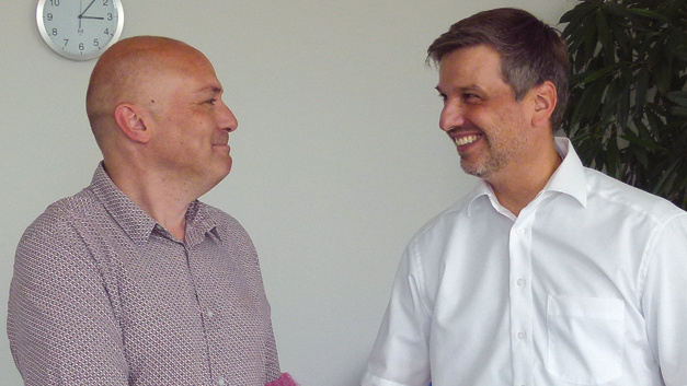 Heiko Luckhaupt, Sector Industry Marketing Manager bei RS, gratuliert dem Sieger Jan Cumps aus Belgien.